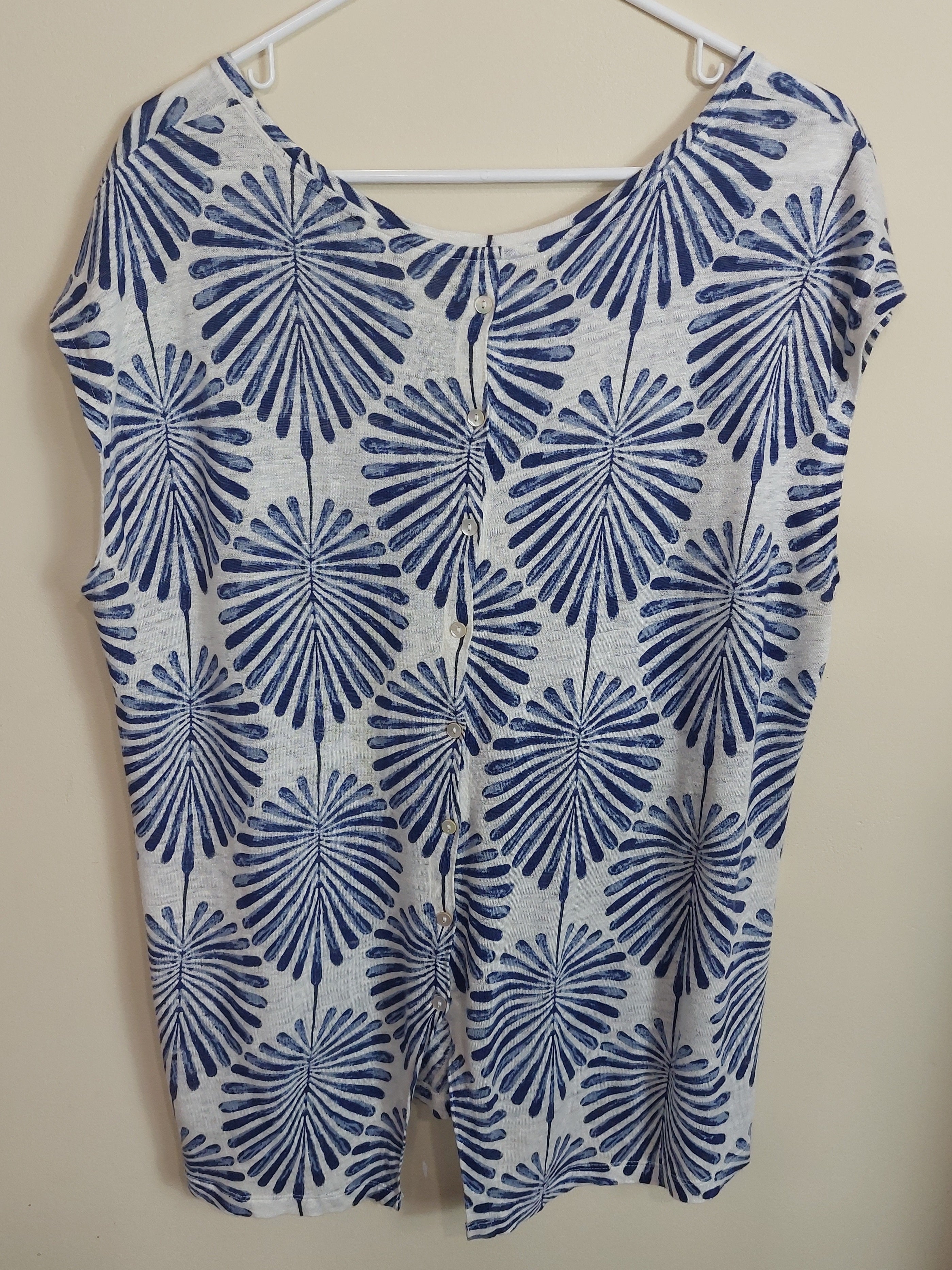 3 44 Joie Size XL Short Sleeve Top Blue and White 100% Linen Tropical Palm Leaf Print Top Lightweight designer linen top perfect for warm weather