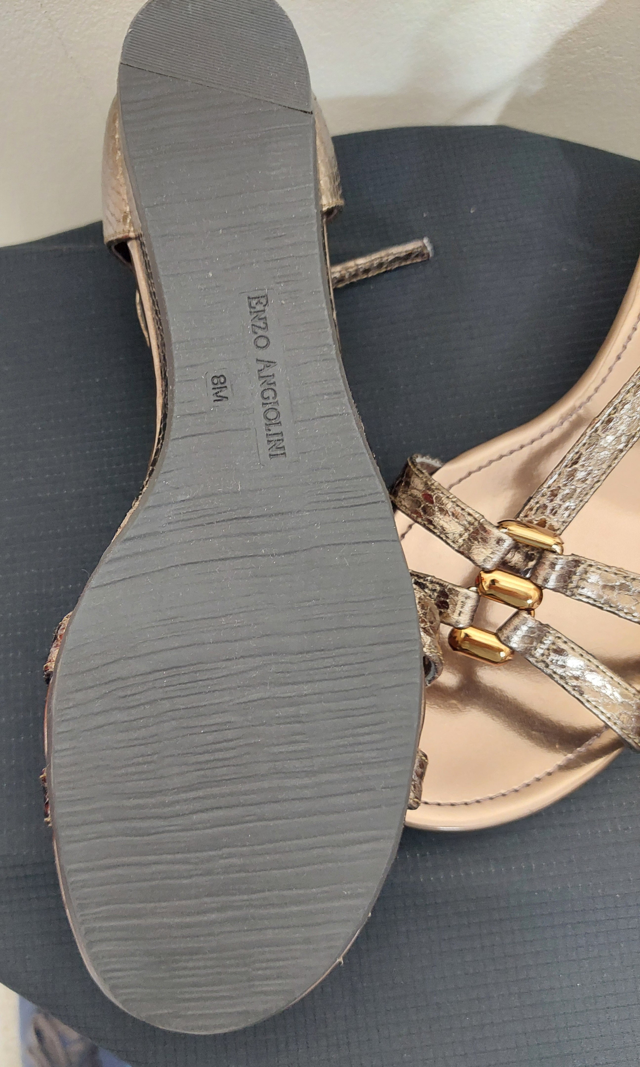 5 08 Enzo Angiolini Women's Size 8M Metallic Bronze Snakeskin T-Strap Flat Sandals