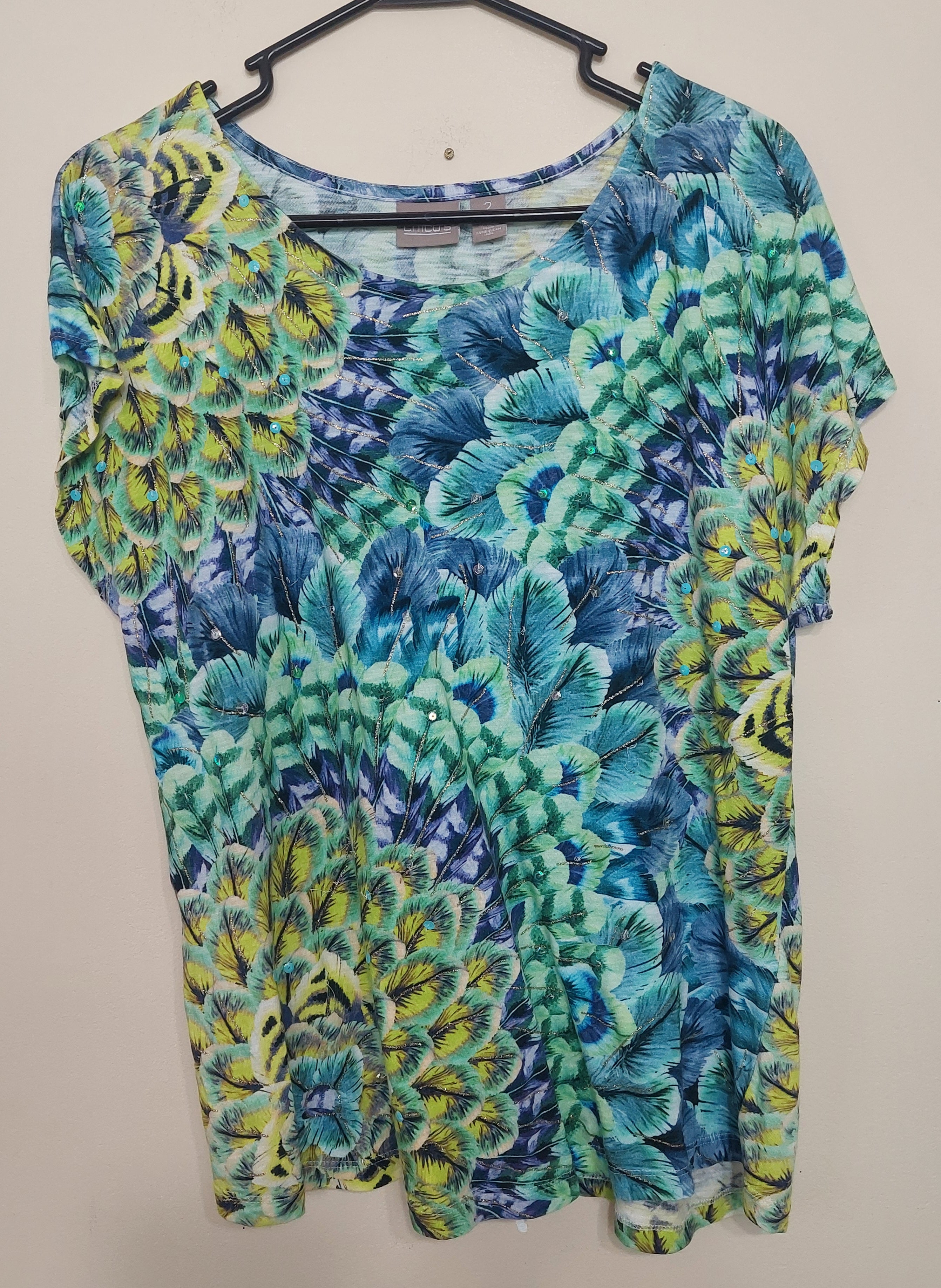 8 08 Chico's Size 2 Large Peacock Feather Print Short Sleeve Scoop Neck Top Blue Green