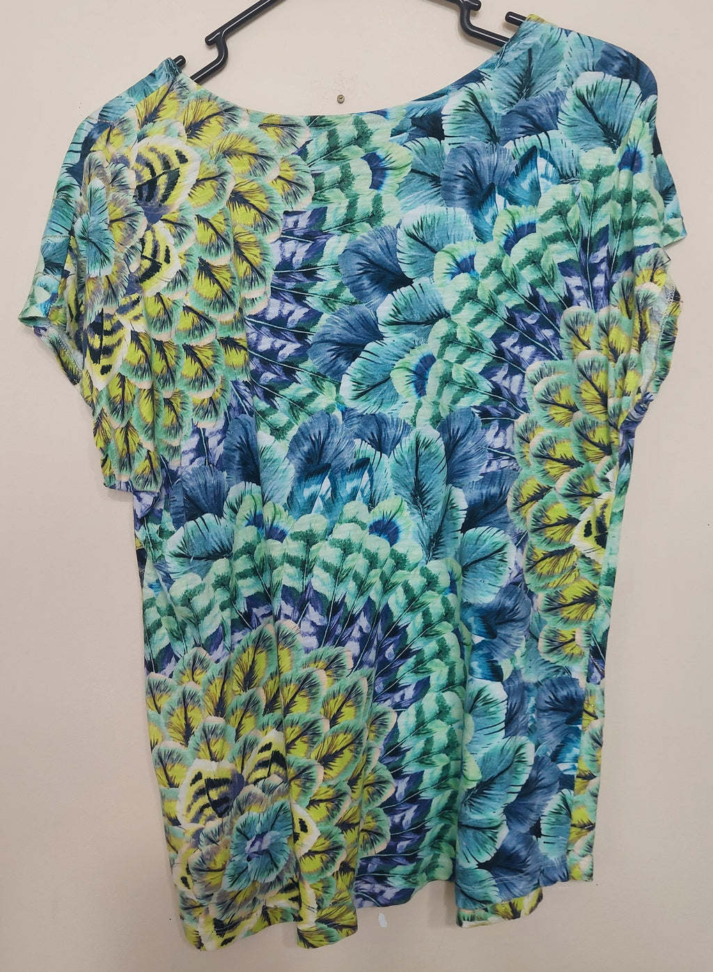 8 08 Chico's Size 2 Large Peacock Feather Print Short Sleeve Scoop Neck Top Blue Green